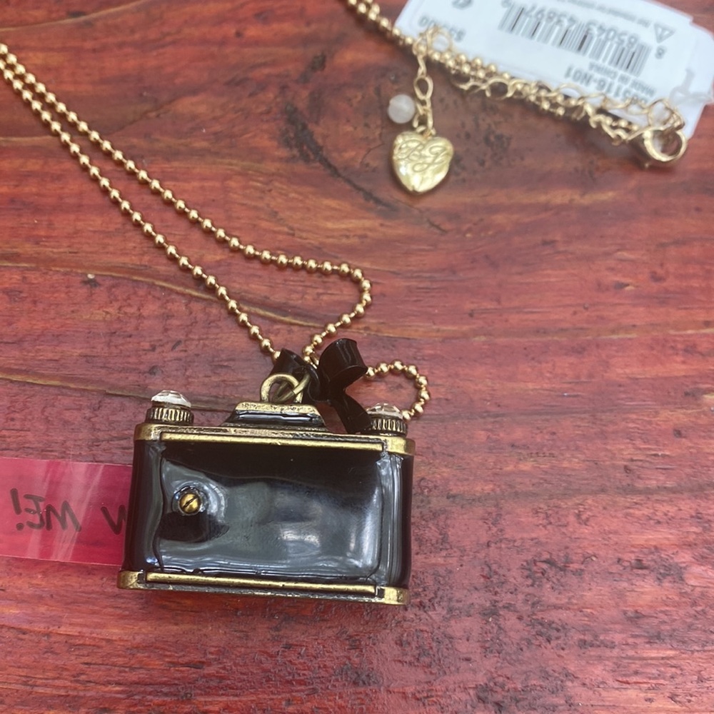 BETSEY JOHNSON CAMERA NECKLACE - Picture 6 of 7